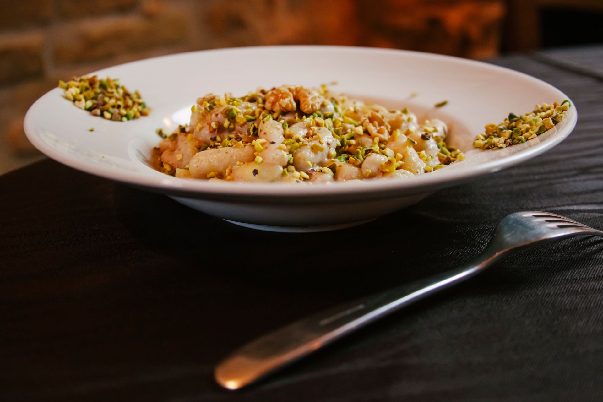 piatto gnocchi fatti in casa con noci e pistacchio del Ristorante La Tacchinella di Canzano a Teramo in Abruzzo