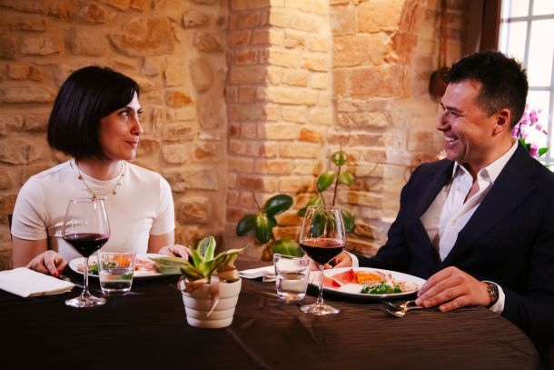 coppia mentre mangia l'antipasto nel ristorante La Tacchinella cucina tipica teramana abruzzese a Canzano